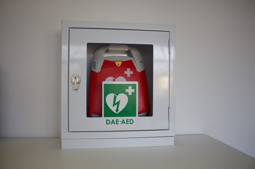 Defibrillator im Wallcase